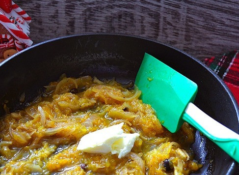 1. Этап. Купаты из индейки с апельсиново-мандариновым соусом: Добавить сливочное масло, дать разойтись, убрать с огня.