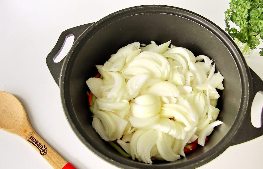 1. Этап. Лечо с петрушкой на зиму: Лук нарезаем перьями или полукольцами.
