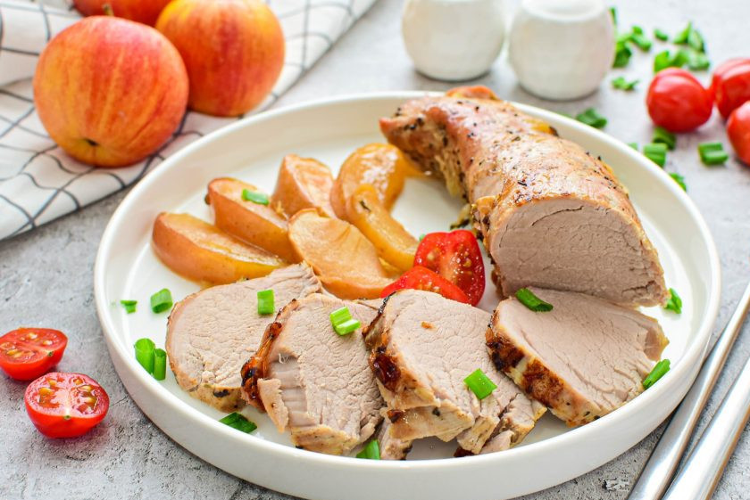 1. Этап. Свиная вырезка с яблоками и корицей: Нарежьте свиную вырезку на кусочки и подавайте к столу. Приятного аппетита!