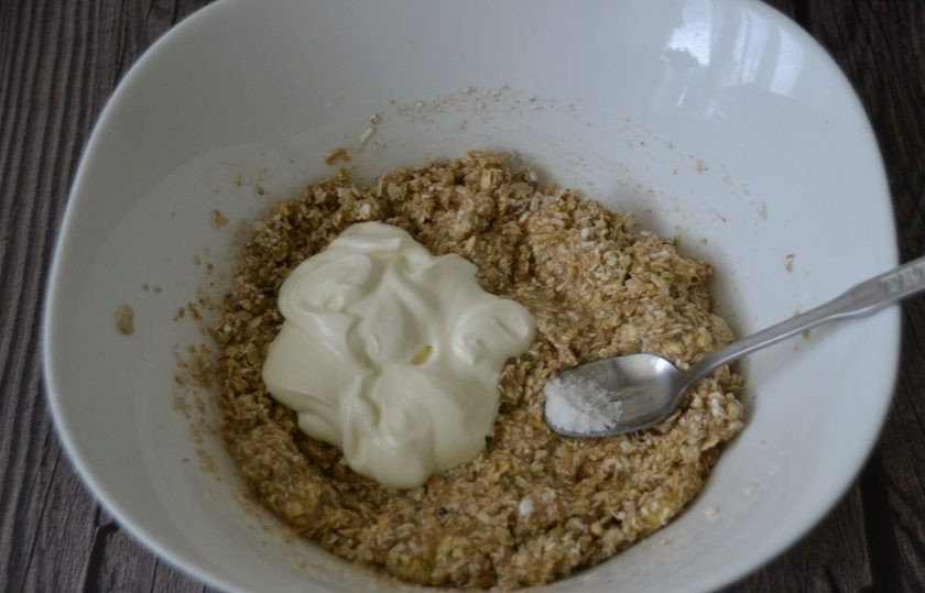 1. Этап. Овсяное печенье с вареньем: Добавьте сметану и соль, снова перемешайте.