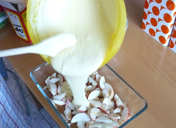 1. Этап. Шарлотка на сметане: 4. Сверху можно вылить массу и поставить форму в разогретую до 180 градусов духовку. Выпекается пирог не более 35 минут. Следите за тем, чтобы шарлотка не подгорела. Я ставила ее повыше, давая равномерно пропечься.