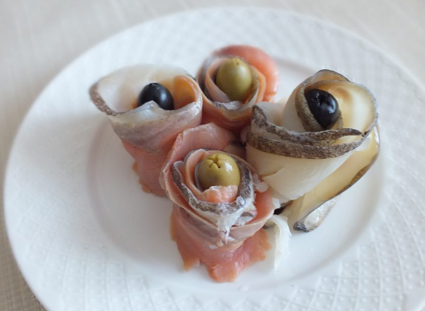 1. Этап. Рыбная нарезка: Повторите процесс с остальными кусочками рыбы и установите на блюдо. В центр 