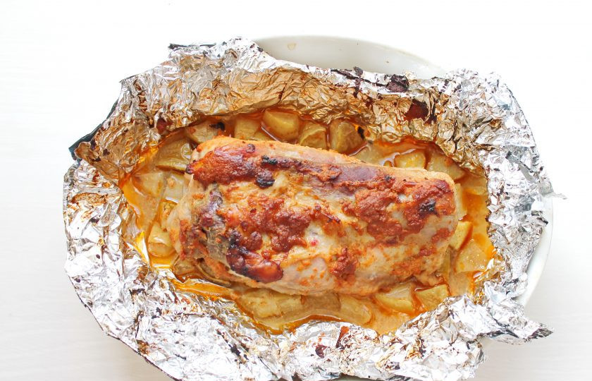 1. Этап. Буженина с яблоками: Раскройте буженину и запекайте еще 15 минут. Затем достаньте и дайте полежать мясу в течение 15-20 минут. Порежьте буженину и подавайте с яблоками в качестве гарнира.