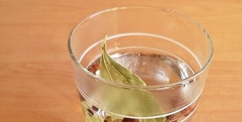 1. Этап. Маринад для кролика: 2. Положите в стакан пару листов лавра, гвоздику и разные виды перца: черный, розовый, зеленый, белый, душистый. Залейте специи теплой водой. Оставьте их настаиваться в стакане теплой воды.