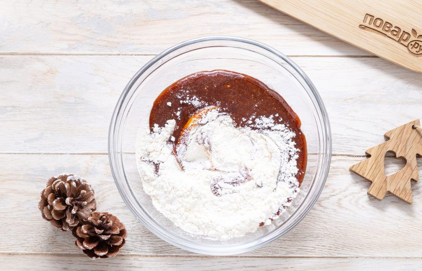 1. Этап. Имбирное печенье на Новый год Змеи: Добавьте жидкую сладкую смесь. Все перемешайте.