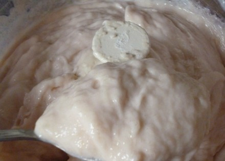 1. Этап. Домашняя вареная колбаса из курицы: 2. Добавляем крахмал, яйца, соль, специи и молоко. Продолжаем взбивать. Масса должна получиться однородной и редковатой.