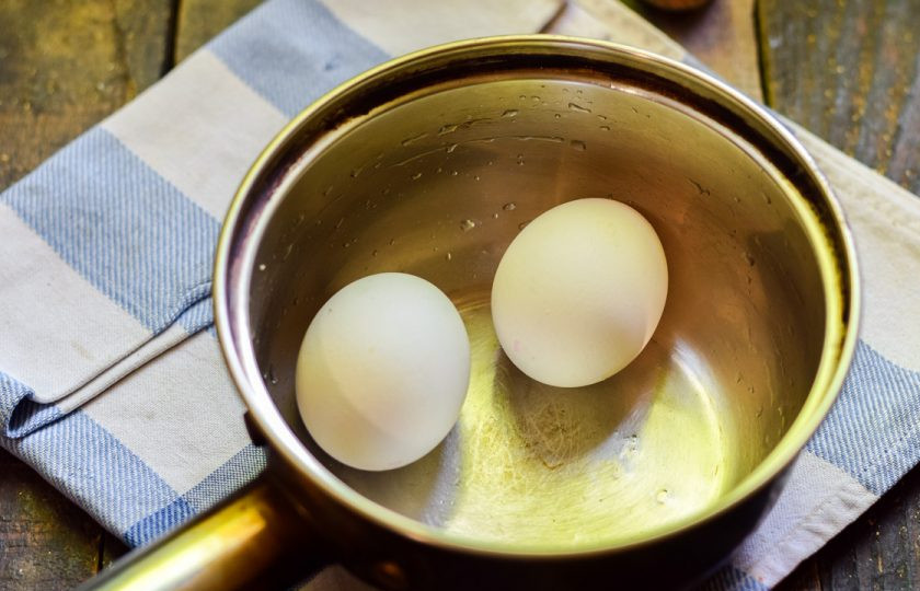 1. Этап. Салат Царский с ананасами: Куриные яйца отварите 10 минут. После яйца остудите в холодной воде и почистите.