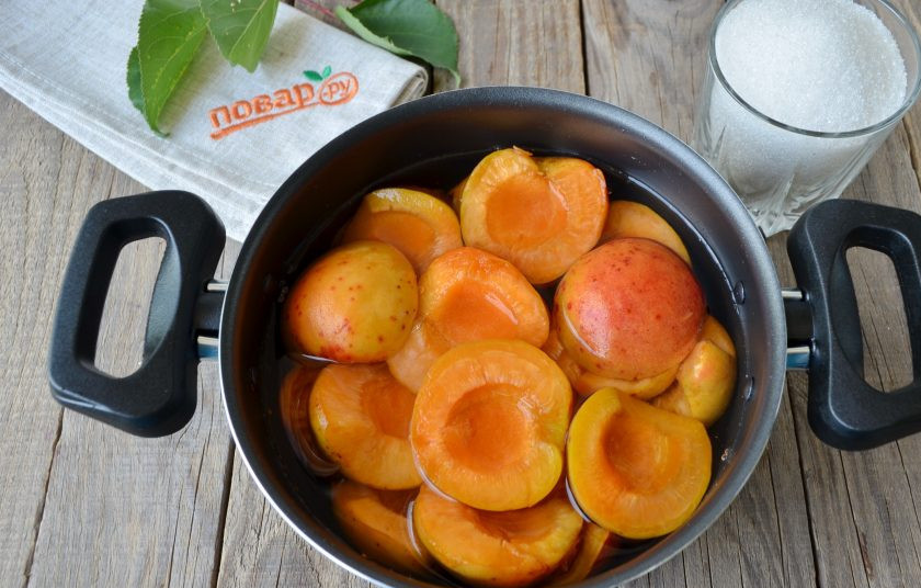 1. Этап. Абрикосовый джем на зиму: Сложите половинки абрикосов в антипригарную кастрюлю или таз с толстым дном, залейте водой так, чтобы только покрыло, не больше! Варите до мягкости фруктов, не более 10 минут.