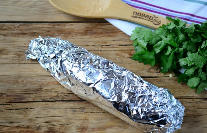 1. Этап. Запеченная скумбрия с орехово-сырной начинкой: Заверните рыбку в фольгу и отправьте в духовку, разогретую до 180 градусов, на 20-25 минут.