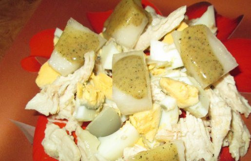 1. Этап. Салат с дыней и курицей: Салат раскладываем по тарелкам и поливаем нашим соусом. Соуса использовать по чуть-чуть на каждую порцию, чтобы он не сильно перебивал вкус продуктов. Приятного аппетита!