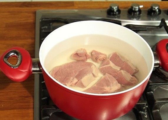 1. Этап. Баранина по-узбекски: Баранину нарезать на крупные кусочки, положить в кипящую воду и варить, пока баранина не станет мягкой.