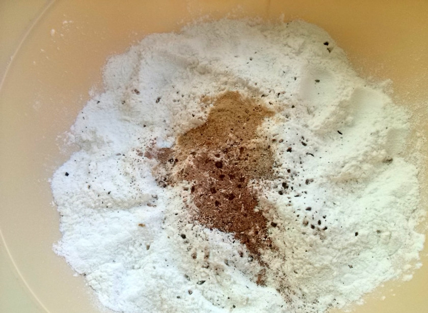 1. Этап. Пряники классические: Гвоздику растолките, мускатный орех измельчите с помощью ножа. Половину муки и все специи перемешайте.