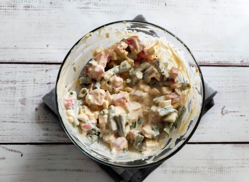 1. Этап. Салат Паради: Заправьте салат и хорошо все перемешайте.