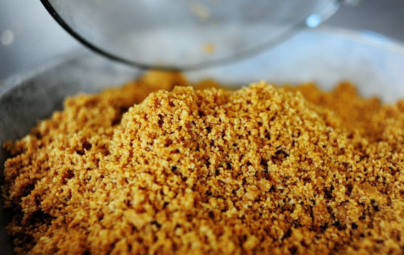 1. Этап. Тесто на сливочном масле для пирога (основа): 5. Готовую крошку переложите в жаропрочную форму.