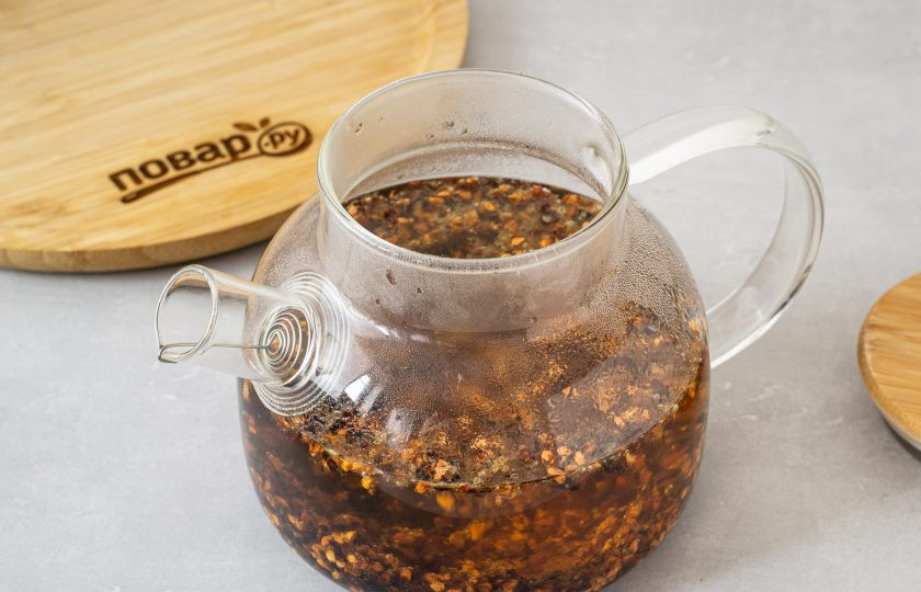 1. Этап. Напиток из шиповника: Влейте горячую воду. Накройте крышкой и настаивайте минимум 1 час. Можно укутать чайник в кухонное полотенце, чтобы он дольше не остывал и оставить на несколько часов.