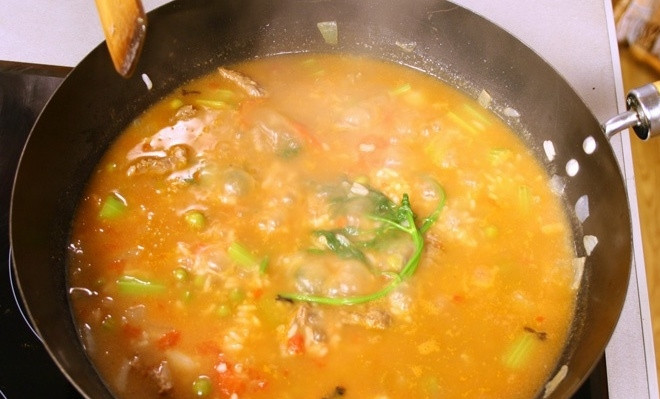 1. Этап. Говядина по-испански: Теперь необходимо посолить и посыпать специями. Кладем в сковороду свежий укроп и тушим все вместе около 30 минут. А затем раскладываем наше ароматное блюдо по тарелочкам и угощаем родных и близких.