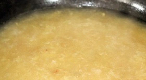 1. Этап. Чихиртма из курицы: В горячий бульон выкладываем обжаренный лук, вливаем мучную смесь и хорошо перемешиваем. После закипания тонкой струйкой вливаем яично-лимонную смесь. Все время размешиваем венчиком для взбивания!!! После того, как суп закипит, снимаем его с огня и пробуем на соль. Добавляем, если необходимо. Куриное мясо добавляем в тарелки вместе с зеленью.