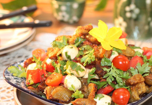 1. Этап. Салат с мягким сыром Чильеджина: 8. Даем время долькам остыть, а затем выкладываем в миску. Добавляем в бальзамик (1-2 ч. л.) и винный уксус (1-2 ч. л.). Солим и перемешиваем.