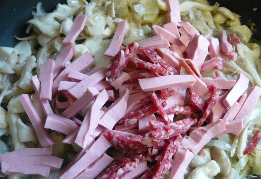 1. Этап. Грибы, жаренные с колбасой: 6. Отправляю колбаску на сковороду к остальным ингредиентам, перемешиваю и обжариваю несколько минут, солю.