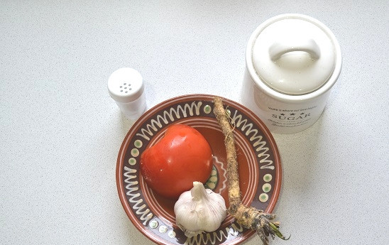 1. Этап. Закуска из хрена с помидорами и чесноком: Подготовьте ингредиенты. Овощи вымойте и очистите.