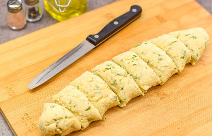 1. Этап. Творожные булочки с зеленью: Готовое тесто скатайте колбаской и разрежьте на порции.