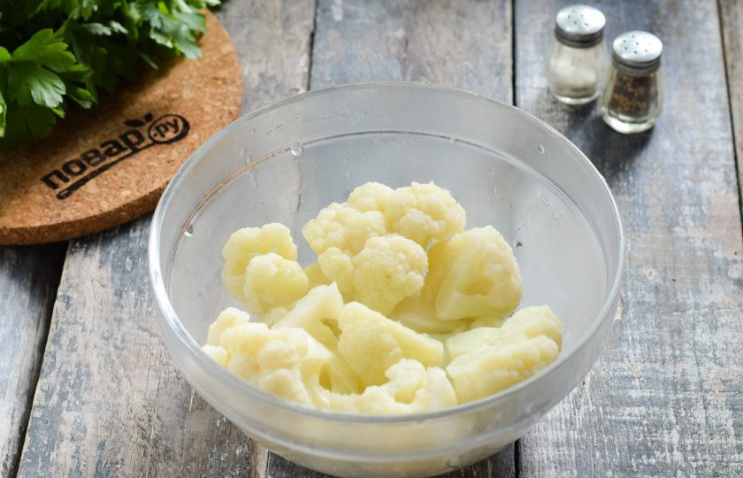 1. Этап. Цветная капуста в беконе: В кастрюле вскипятите воду, опустите соцветия на 3 минуты. После достаньте капусту из воды.