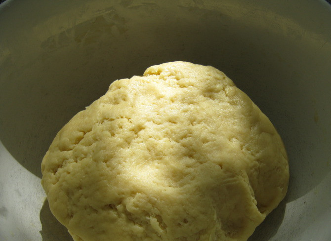 1. Этап. Мутаки с орехами: Добавляем в миску масло, перетираем. Добавляем желток со сметаной. Замешиваем тесто. Помещаем все в холодильник на полчаса.