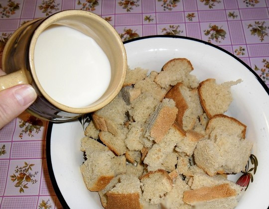 1. Этап. Запеканка из черствого хлеба: 2. Подогреваем молоко и заливаем им хлеб.