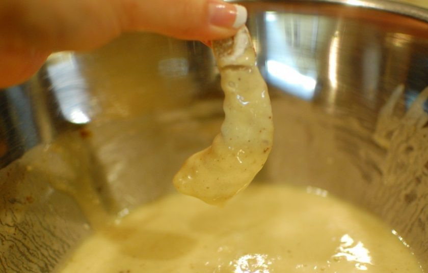 1. Этап. Карибские креветки: 4. Окуните креветку в тесто, держась за хвост, стряхните лишнее тесто.