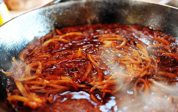 1. Этап. Говяжьи котлеты с луком: 5. Добавить говяжий бульон, Вустерширский соус, кетчуп и приправы. Перемешать и продолжить готовить.