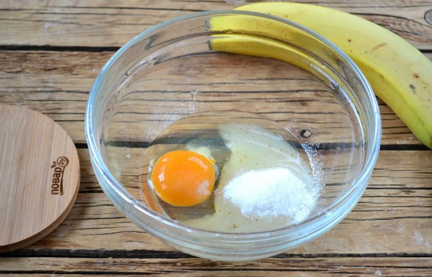 1. Этап. Творожное суфле в микроволновке: Миксером взбейте яйцо с сахаром.