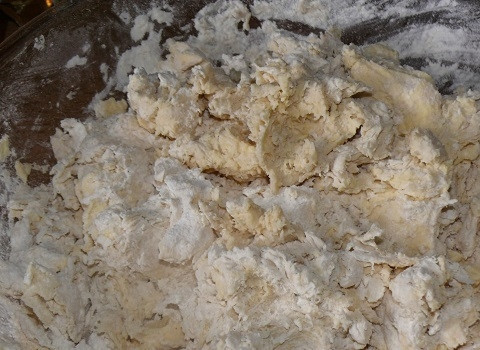 Домашние пирожки с капустой и грибами в духовке 1. Этап. Домашние пирожки с капустой и грибами в духовке: Перетираем муку со сливочным маслом и солью.