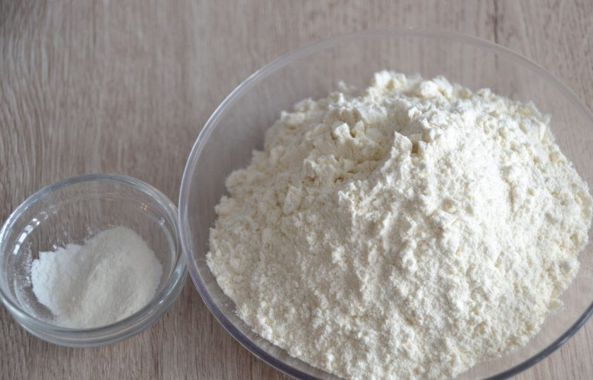 1. Этап. Брауни с малиной: Смешайте муку с рызрыхлителем.