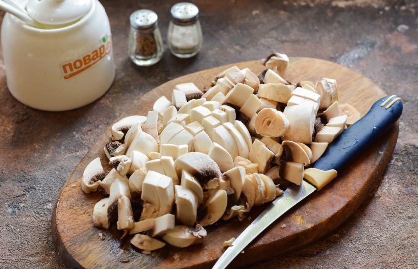 1. Этап. Овощное рагу с рисом и баклажанами: Грибы вымойте и нарежьте кубиками.