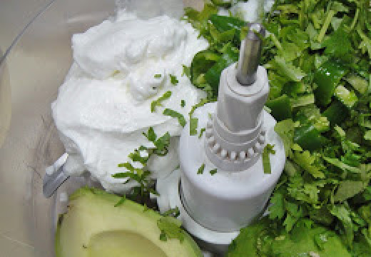 1. Этап. Дип из авокадо: В блендер сложить авокадо, сметану, зелень, нарезанный перец, лимонный сок.