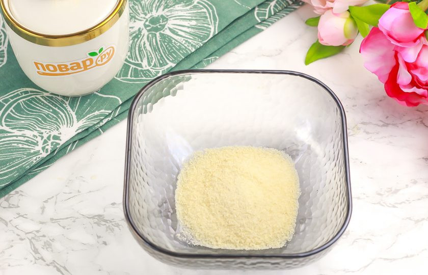 1. Этап. Чизкейк с творогом и желатином: Желатин высыпьте в глубокую пиалу и залейте горячей водой. Тщательно размешайте и оставьте на 10 минут для набухания.