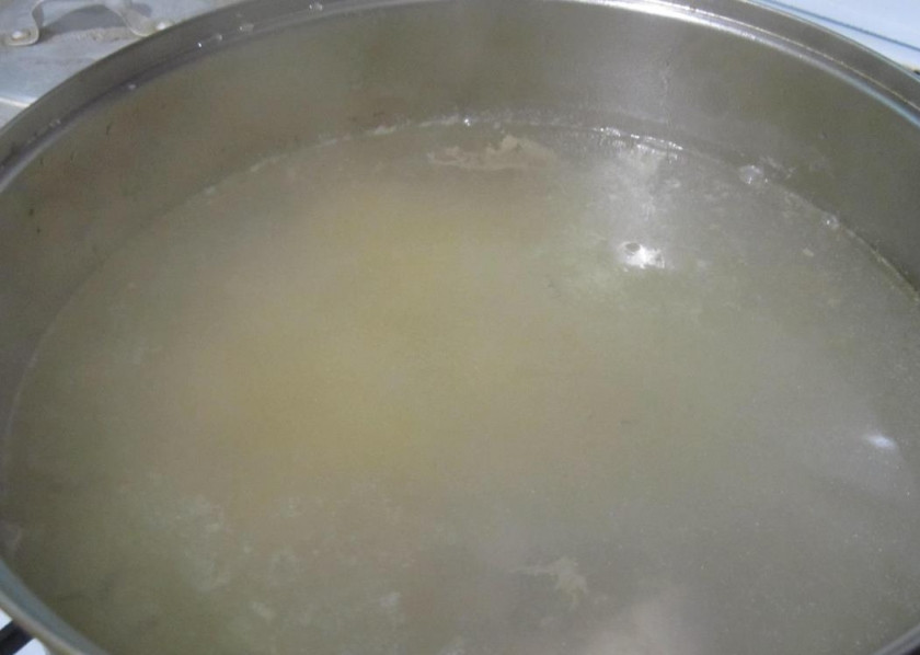 1. Этап. Суп вермишелевый с грибами: И добавьте его к готовым ребрышкам. Варите минут 10-15.