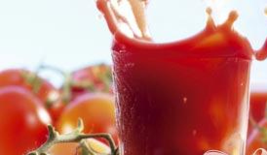 1. Этап. Классическая Кровавая Мэри: 4. В шейкер влейте сок, водку, соусы, всыпьте соль и перец, несколько раз энергично встряхните и свысока налейте в подготовленный бокал со льдом.