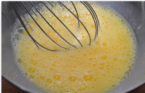 1. Этап. Запеканка из брокколи в духовке: Воду с брокколи слейте, духовку нагрейте до 200 градусов. Венчиком взбейте яйца.