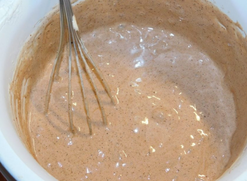 1. Этап. Бисквитный рулет с творогом и ягодами: Также аккуратно введите какао. Готовое тесто вылейте на противень и поставьте в духовку, разогретую до 180 градусов минут на 10-15. Готовый бисквит скрутите сразу в рулет без начинки. Накройте полотенцем и уберите в холодильник минут на 10.