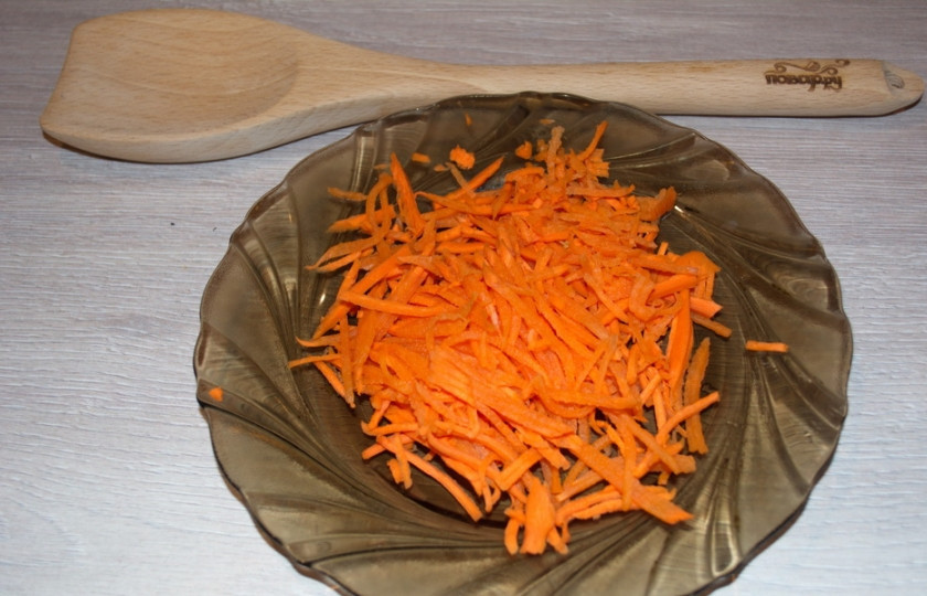1. Этап. Свекольник на курином бульоне: 1. Для приготовления свекольника на курином бульоне нам необходимо: натереть (на терке для корейской морковки) морковь.