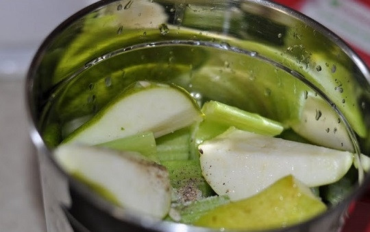 1. Этап. Фитнес коктейль: 1. Вымойте, обсушите и нарежьте средними кусочками огурец, сельдерей, грушу. Добавьте сок лимона, воду, специи по вкусу. Взбейте до однородности в чаше блендера.