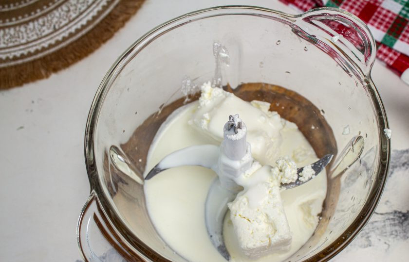 1. Этап. Худеющее мороженое: Влейте кефир.