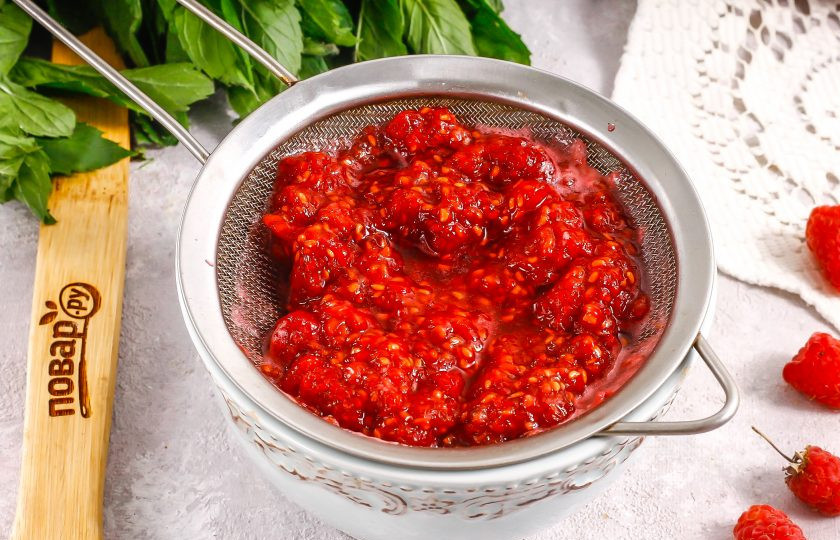 1. Этап. Малиновый топпинг: Процедите сироп через ситечко, удаляя жмых. Он вам в рецепте больше не пригодится, но вы можете использовать его для создания ароматного чая.