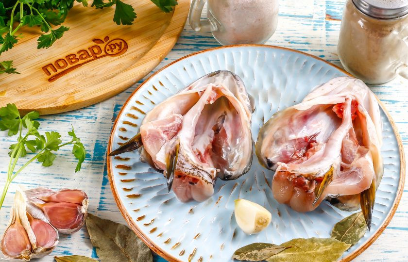 1. Этап. Заливное из головы щуки: Щучьи головы разрежьте и раскройте как книжку. Удалите жабры — это обязательное условие! Тщательно промойте полость пасти щук от слизи, мусора и песка, стараясь действовать аккуратно.