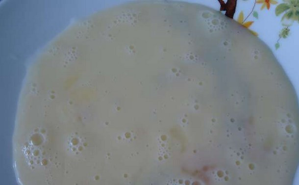 1. Этап. Яичный рулет с фаршем: Отдельно выдавите чеснок в майонез, перемешайте и отставьте пока. Берем яйцо, взбиваем вилкой или венчиком.