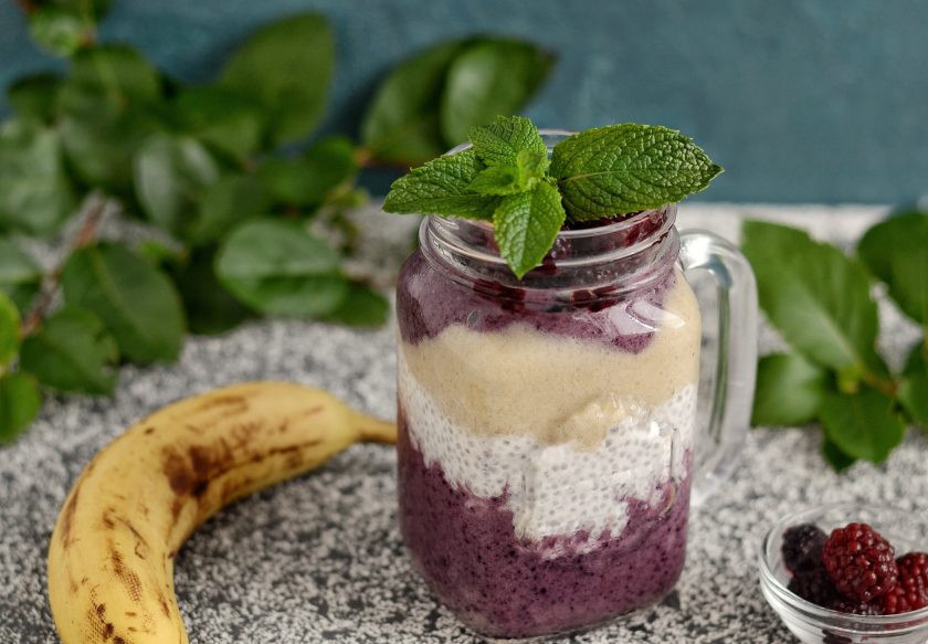 1. Этап. Смузи слоями: В конце добавьте остатки ежевичного смузи, украсьте ягодами и мятой. Смузи слоями готов, приятного аппетита!