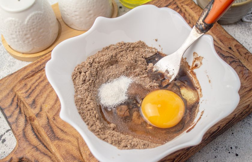 1. Этап. Льняная лепёшка без пшеничной муки в микроволновке: Добавьте разрыхлитель.