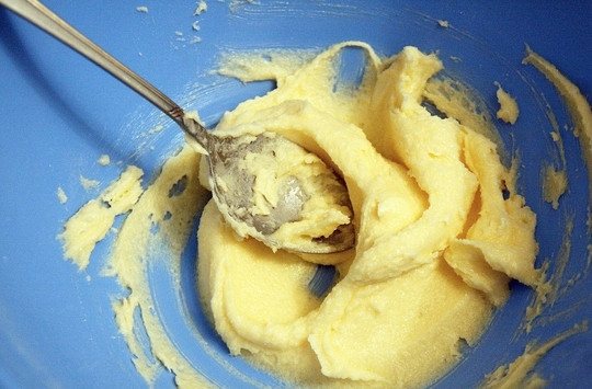 1. Этап. Бисквит с творожным кремом: Размягченное сливочное масло взбейте с сахарной пудрой.