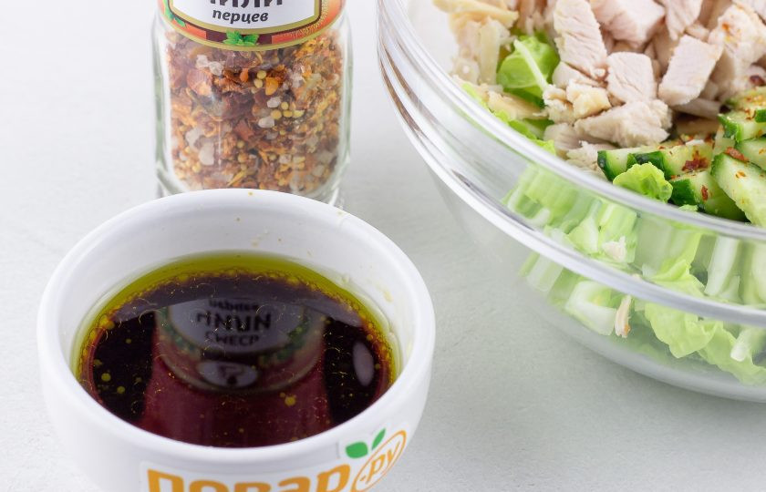 1. Этап. Салат Киото: Приготовьте соус для салата: соевый соус тщательно смешайте с медом, лимонным соком и оливковым маслом.